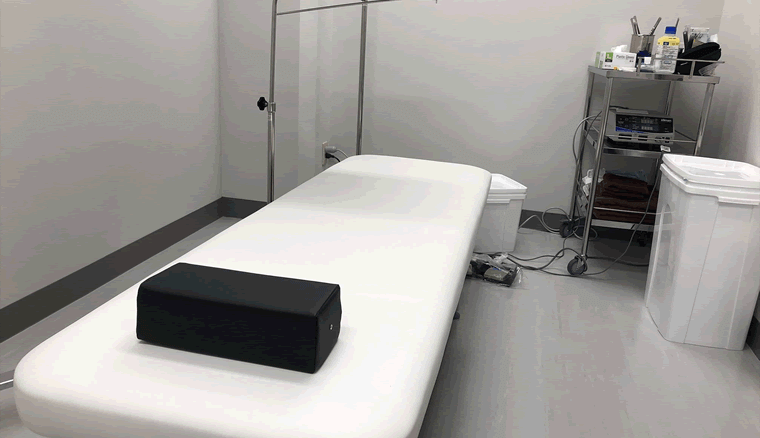 診察室の画像。診察台（ベッド）がある。